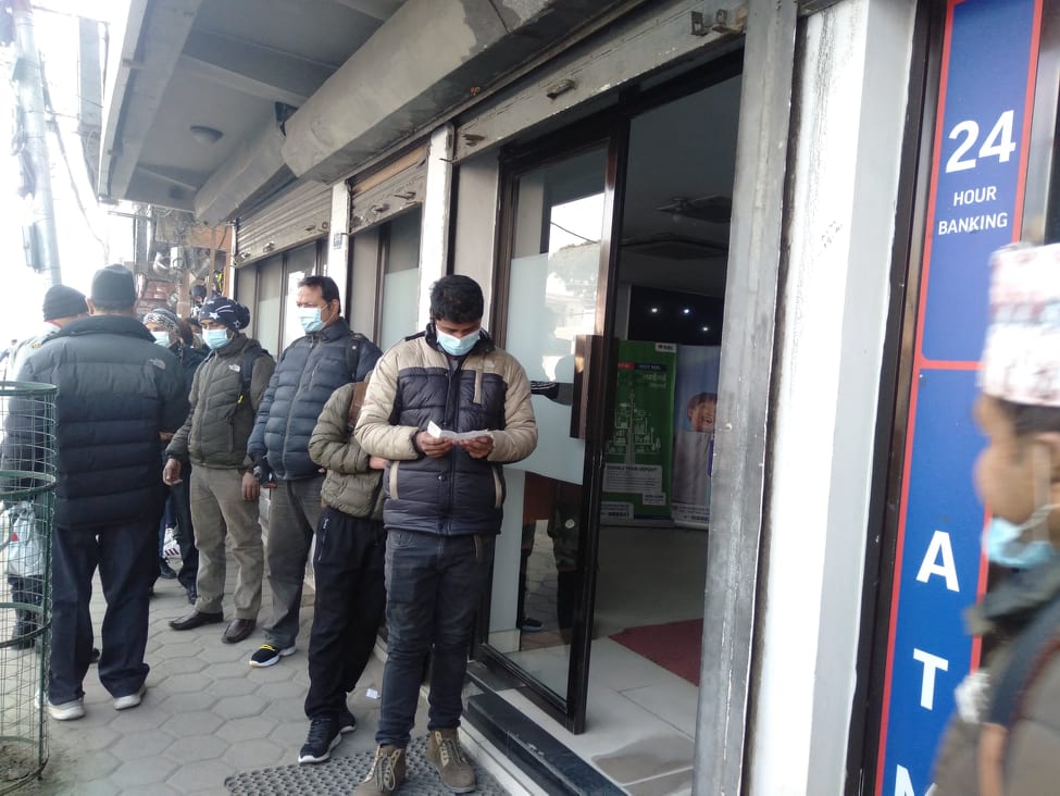 डिजिटल युगमा पनि स्थानीय बासिन्दालाई सास्ती: आईपीओ भर्न लाइन बस्नुपर्ने बाध्यता कहिलेसम्म ?